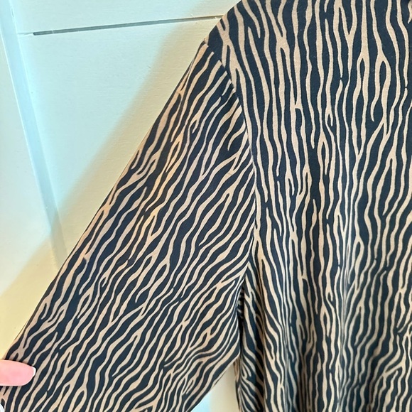 J MCLAUGHLIN Brown zebra print poly spandex woman quiet luxury turtleneck L - Picture 5 of 9